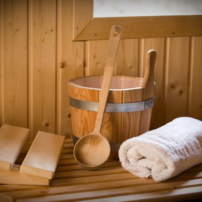 TATKRAFT Neuenhaus: Gönn Dir eine Auszeit in der Sauna und spüre, wie Wellness Dich revitalisiert. Erlebe pure Erholung.