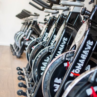 TATKRAFT Neuenhaus: Steigere Deine Fitness im Sattel – mit Indoor Cycling! Optimiere Ausdauer & Kraft zu Hause. Sei dabei & tritt kräftig in die Pedale!